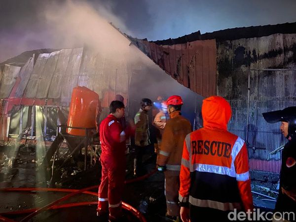 Potret Lapak Pedagang Pasar Sentral Makassar Hangus Dilahap Si Jago Merah