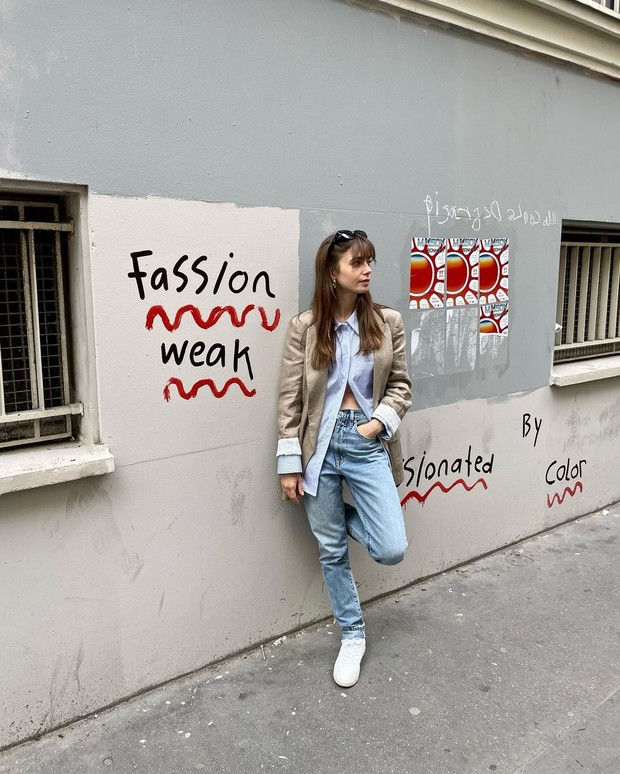 Kemeja Sweter / Foto: Instagram / @lilyjcollins OOTD Lily Collins yang sederhana dan simpel bisa kamu tiru di rumah