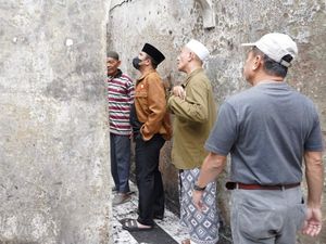 Gerindra Berikan Bantuan ke Korban Kebakaran Kampung Melayu