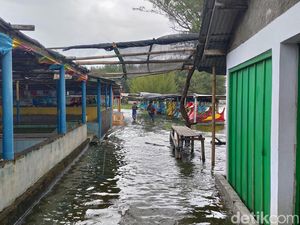 Diguyur Hujan Lebat, Laguna Glagah Meluap-Puluhan Kios Tergenang