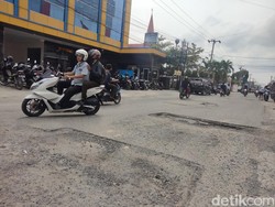 Bahaya! Jalan Sisingamangaraja Kisaran DIkeruk-Dibiarkan Menganga