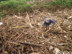 Penampakan Sungai Piji Kudus yang Tertutup Timbunan Sampah