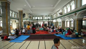 Korban Kebakaran Mampang Mengungsi di Masjid