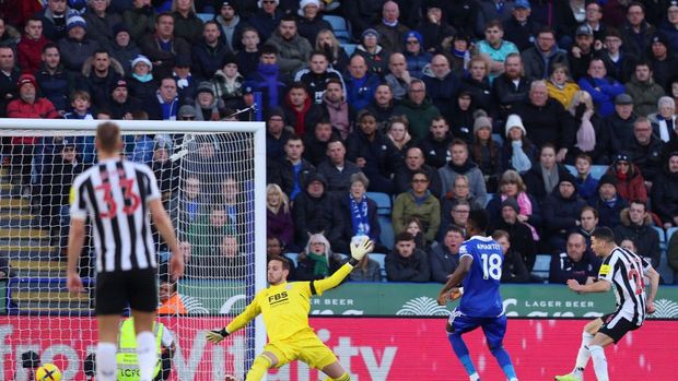 LEICESTER, ENGLAND - DECEMBER 26: Miguel Almiron of Newcastle United scores the team's second goal past Danny Ward of Leicester City during the Premier League match between Leicester City and Newcastle United at The King Power Stadium on December 26, 2022 in Leicester, England. (Photo by Nathan Stirk/Getty Images)