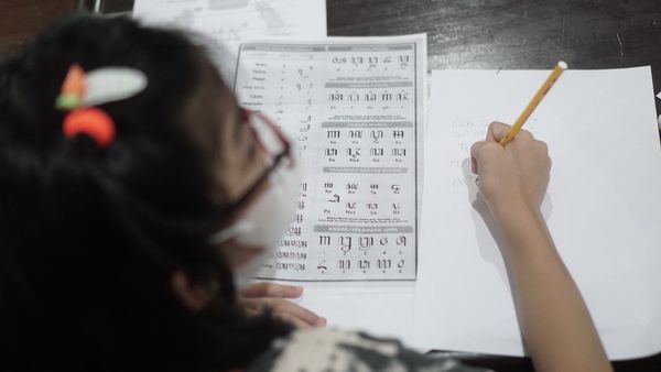 Belajar Baca-Tulis Aksara Jawa Demi Lestarikan Budaya