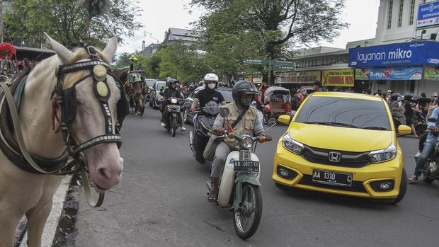 Wisatawan melintasi kawasan Malioboro, Yogyakarta, Selasa, (27/12/2022). Pemerintah Daerah Istimewa Yogyakarta memprediksi sebanyak 5 juta orang akan masuk ke DI Yogyakarta pada libur Natal dan Tahun Baru 2023 dengan estimasi jumlah kendaraan masuk sekitar 1,5 juta kendaraan. ANTARA FOTO/Hendra Nurdiyasyah/foc.