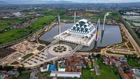 Khusyuk Beribadah Ramadan di Masjid Al Jabbar