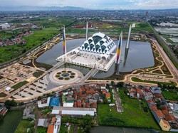 Jabar Hari Ini: Heboh Kolam Masjid Al Jabbar Dipakai Pengunjung Berenang