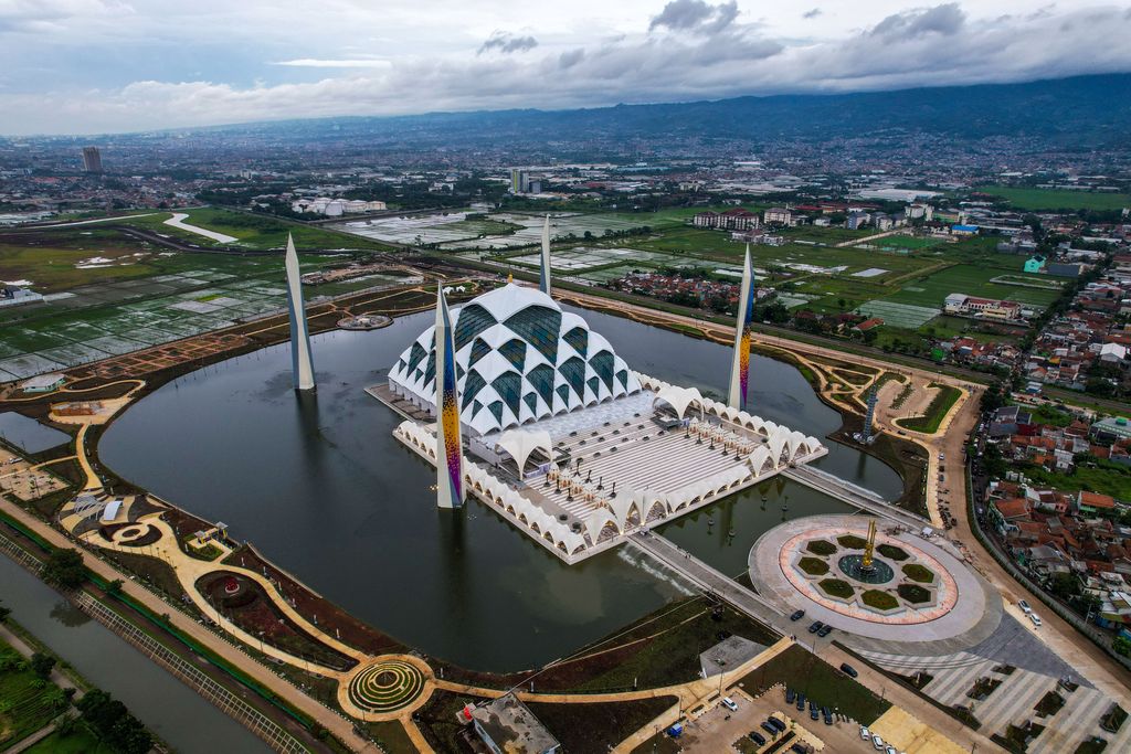 BANDUNG, INDONESIA - 2022/12/26: (EDITORS NOTE: Image taken with a drone)Aerial view of the Al-Jabbar Mosque in Bandung. Masjid Raya Al-Jabbar can accommodate 20,000 worshippers and this mosque will be inaugurated on Friday, December 30, 2022. (Photo by Algi Febri Sugita/SOPA Images/LightRocket via Getty Images)