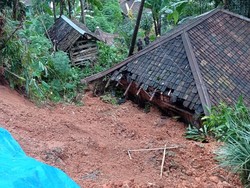 Longsor Terjang Satu Rumah Warga di Gununghalu Bandung Barat