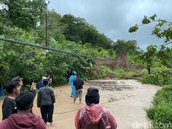 Jalur Sibuk Poros Maros-Bone Lumpuh Total Akibat Longsor di Camba