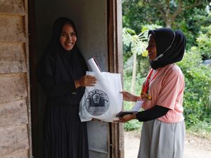 Mak Ganjar Kalbar Bagikan Sembako untuk Emak-emak di Singkawang