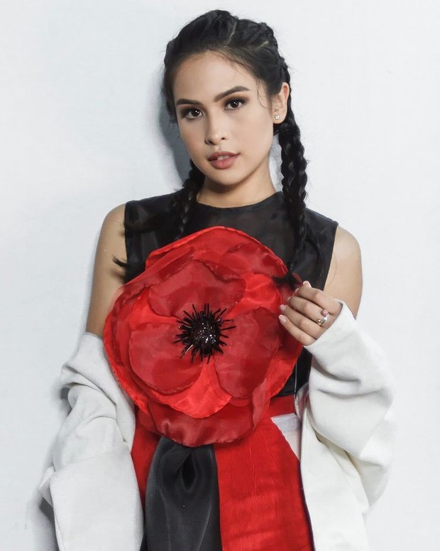 Maudy Ayunda dengan Baju Hitam Tanpa Lengan dengan Motif Bunga Merah yang Merona. Foto Instagram: maudyayunda Maudy Ayunda dengan Baju Hitam Tanpa Lengan dengan Motif Bunga Merah yang Merona. Foto Instagram: maudyayunda