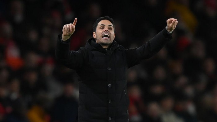 LONDON, ENGLAND - DECEMBER 26: Mikel Arteta, Manager of Arsenal gives their side instructions during the Premier League match between Arsenal FC and West Ham United at Emirates Stadium on December 26, 2022 in London, England. (Photo by Justin Setterfield/Getty Images)