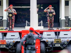 Disematkan Baret Merah Kopassus, Kapolri: Jangan Ragukan Sinergitas TNI-Polri