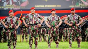 Komando! Gagahnya Kapolri-Panglima TNI Pakai Baret Merah Kopassus