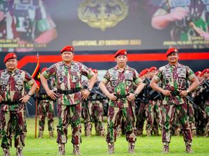 Komando! Gagahnya Kapolri-Panglima TNI Pakai Baret Merah Kopassus