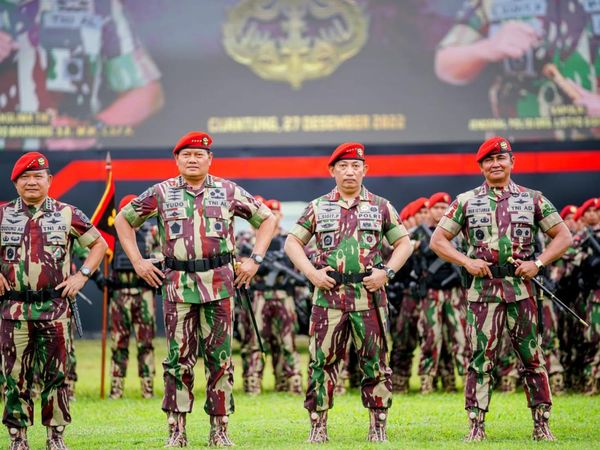 Komando! Gagahnya Kapolri-Panglima TNI Pakai Baret Merah Kopassus