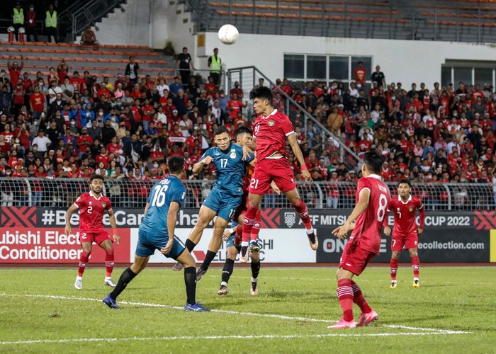 KUALA LUMPUR, MALAYSIA - 2022/12/26: Muhammad Ramadhan Sanantha of Indonesia (R2) and Wafi Aminuddin of Brunei (L2) in action during the AFF Mitsubishi Electric Cup 2022 match between Brunei and Indonesia at Kuala Lumpur Football Stadium. Final score; Indonesia 7:0 Brunei. (Photo by Wong Fok Loy/SOPA Images/LightRocket via Getty Images)