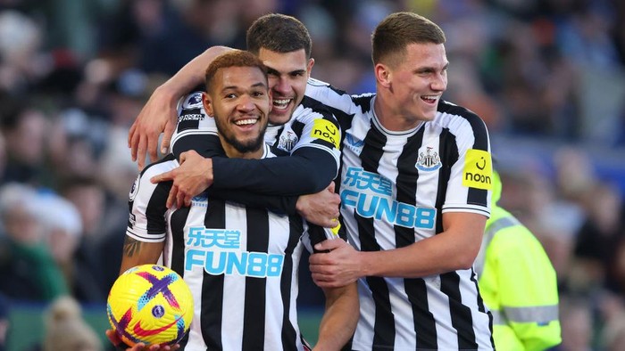 LEICESTER, ENGLAND - DECEMBER 26:  Joelinton of Newcastle United celebrates scoring the 3rd goal with Bruno Guimaraes and Sven Botman during the Premier League match between Leicester City and Newcastle United at The King Power Stadium on December 26, 2022 in Leicester, United Kingdom. (Photo by Marc Atkins/Getty Images)