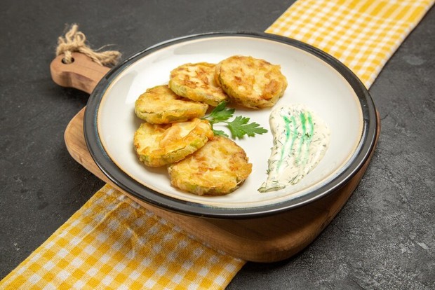 Olahan perkedel kentang mengandung karbohidrat tinggi pemicu berat badan naik/Foto:Freepik.com/Kamranaydinov Olahan kentang salah satunya perkedel menjadi sumber karbohidrat tinggi yang berpotensi memicu kenaikan berat badan.