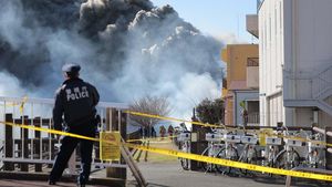 Pabrik Kimia di Tokyo Terbakar Hebat, Begini Potretnya