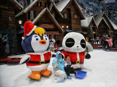 Parade Boneka Salju Hibur Pengunjung Trans Snow World Bekasi
