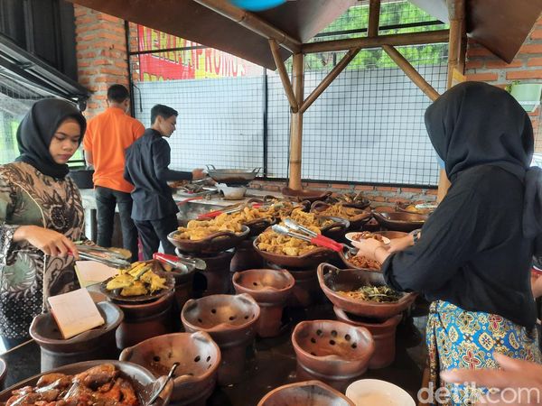Potret Warung Sunda dengan Pemandangan Hijau di Sentul