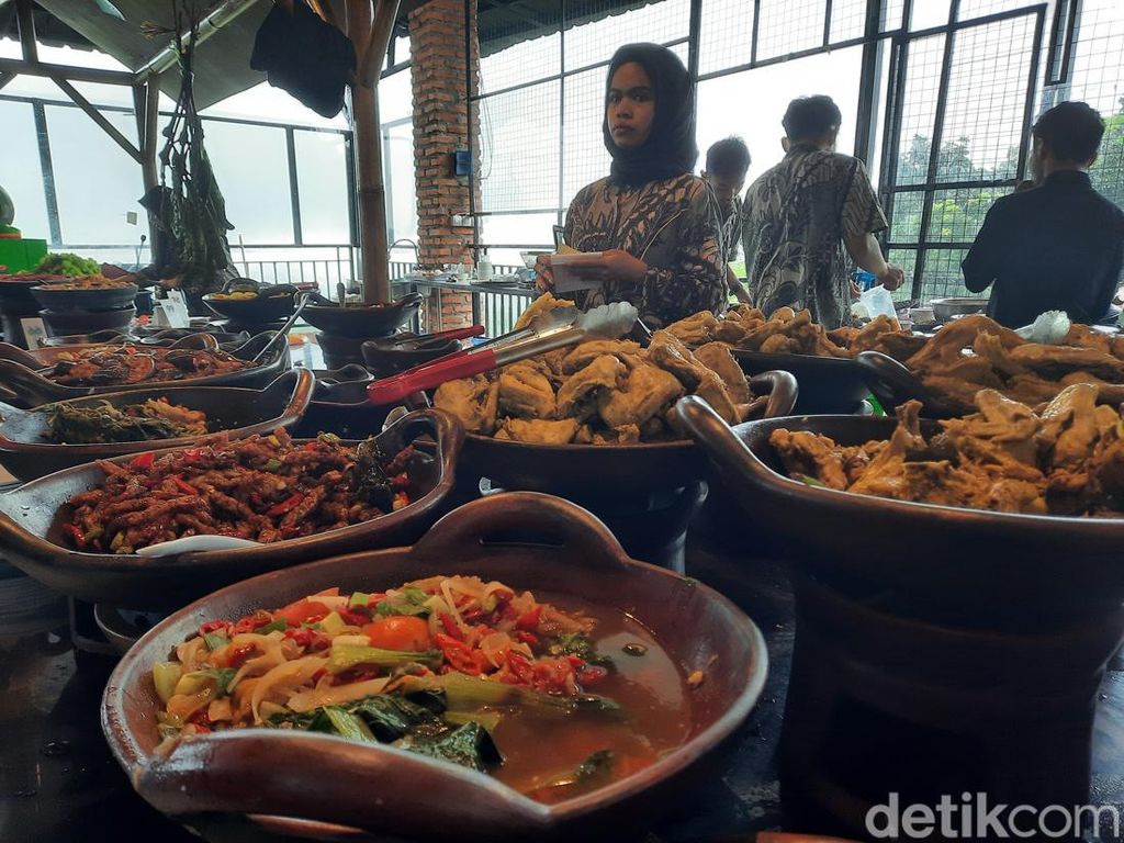 Menikmati Makanan Sunda Berlatar Pemandangan City Light di Sentul Menikmati Makanan Sunda Berlatar Pemandangan City Light di Sentul