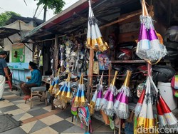 Meski Dilarang, Pedagang Terompet-Petasan di Surabaya Tetap Pede Jualan