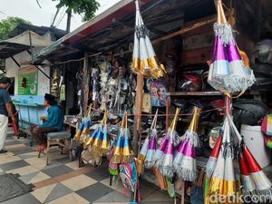 Meski Dilarang, Pedagang Terompet-Petasan di Surabaya Tetap Pede Jualan Meski Dilarang, Pedagang Terompet-Petasan di Surabaya Tetap Pede Jualan