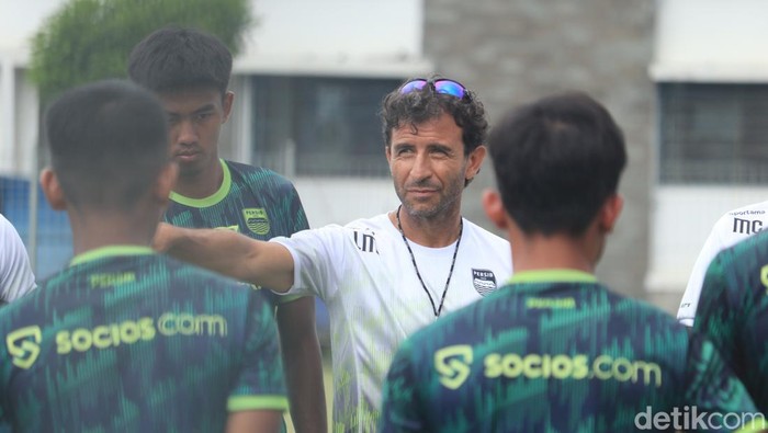 Pelatih Persib Bandung Luis Milla