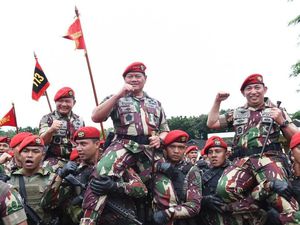 Dapat Baret Merah dari Jenderal Dudung, Begini Reaksi Panglima TNI Yudo