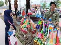 Dagangan Laris, Penjual Terompet di Kota Pasuruan Semringah