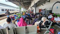 Penumpang Kereta Membludak saat Nataru, Banyak Barang Tertinggal