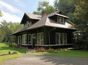 Percaya Nggak, Rumah Ini Dulunya Stasiun Kereta Tua