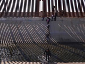 El Paso Texas Alami Lonjakan Migran, Capai 2.000 Orang Per Hari El Paso Texas Alami Lonjakan Migran, Capai 2.000 Orang Per Hari