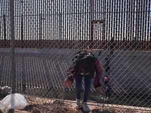 Perjuangan Migran Merayap di Perbatasan Demi Sampai AS