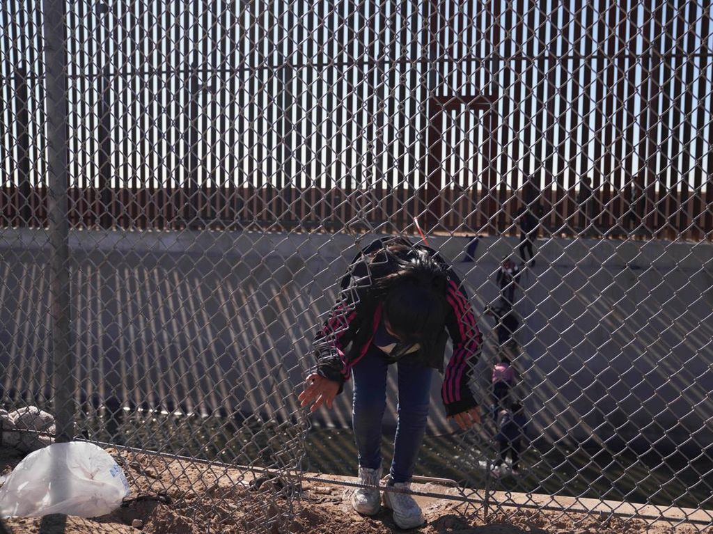 Perjuangan Migran Merayap di Perbatasan Demi Sampai AS