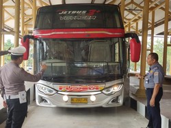 Cegah Lakalantas, Sopir-Bus di Pekanbaru Dicek Aparat Gabungan
