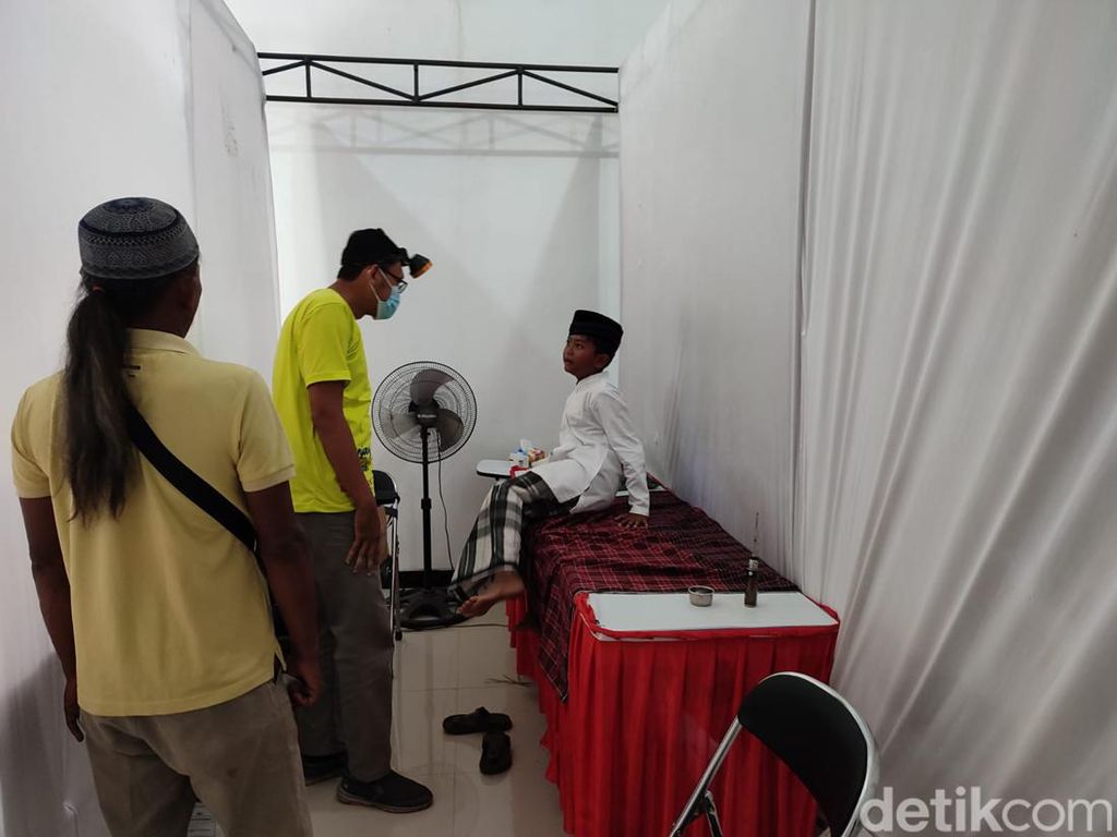 Ratusan Anak di Ponorogo Isi Liburan dengan Ikut Sunat Massal Ratusan Anak di Ponorogo Isi Liburan dengan Ikut Sunat Massal