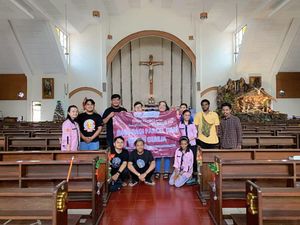 Relawan Ganjar Bersihkan Gereja hingga Bagikan Parsel Natal di DIY