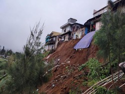 4 Rumah di Atas Tebing 50 Meter Kejajar Wonosobo Nyaris Terbawa Longsor