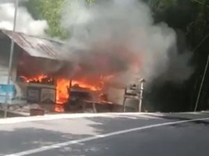 Rumah Warga di Tana Toraja Terbakar gegara Bensin Tumpah, 3 Orang Luka Rumah Warga di Tana Toraja Terbakar gegara Bensin Tumpah, 3 Orang Luka