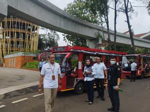 Shuttle Listrik TMII Terbatas-Diprotes Wisatawan, Ini Kata Sandiaga