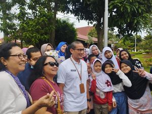 Pagi-pagi Kunjungi TMII, Sandiaga Diserbu Emak-emak