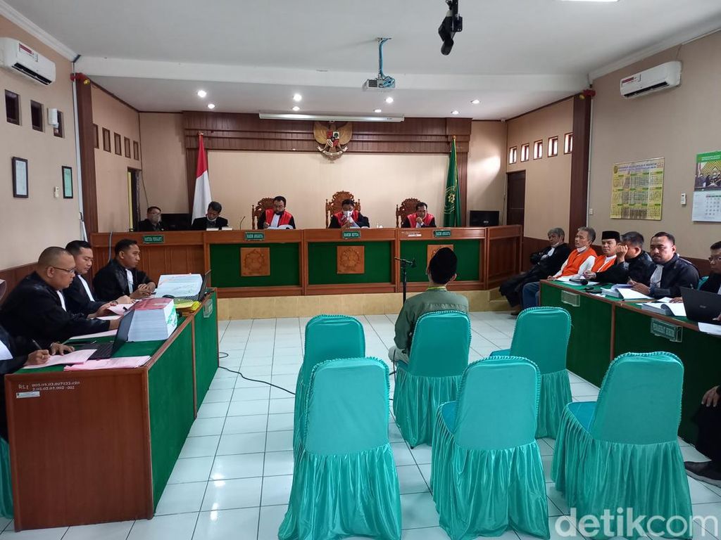 Gus Nur-Bambang Tri Jalani Sidang Kasus Penistaan Agama di PN Solo