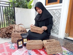 Mojang Purwakarta Raup Cuan dari Limbah Eceng Gondok