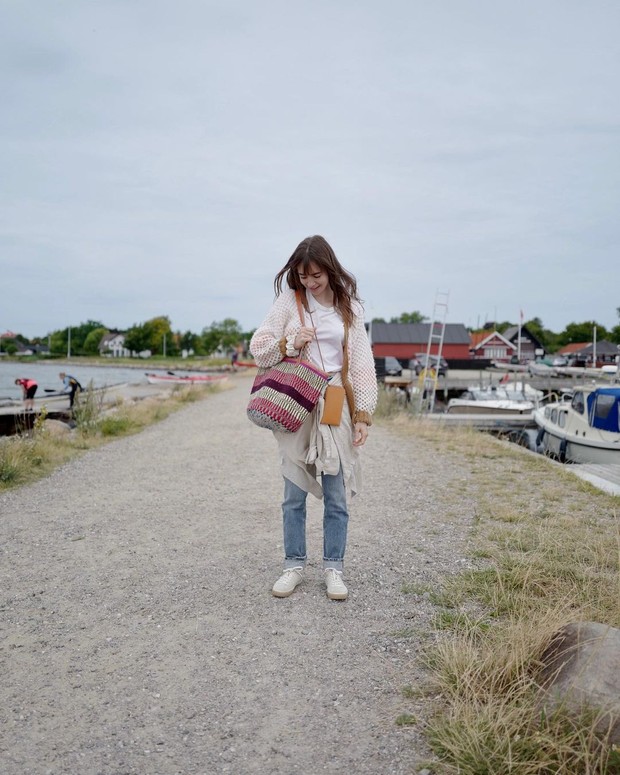 Lebih Simpel, Ini 6 OOTD Lily Collins yang Tak Kalah Modis dengan Emily