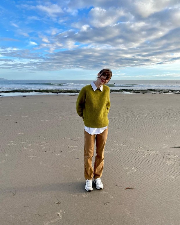 Sweter Kemeja / Foto: Instagram / @lilyjcollins OOTD Lily Collins yang sederhana dan simpel bisa kamu tiru di rumah